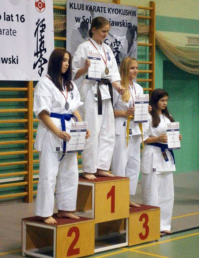 Na treningach karate młodzi zdobywają siłę, szybkość, gibkość