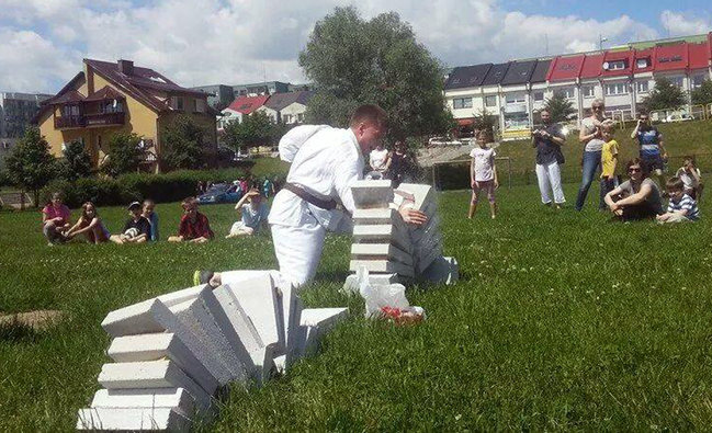 Na treningach karate młodzi zdobywają siłę, szybkość, gibkość
