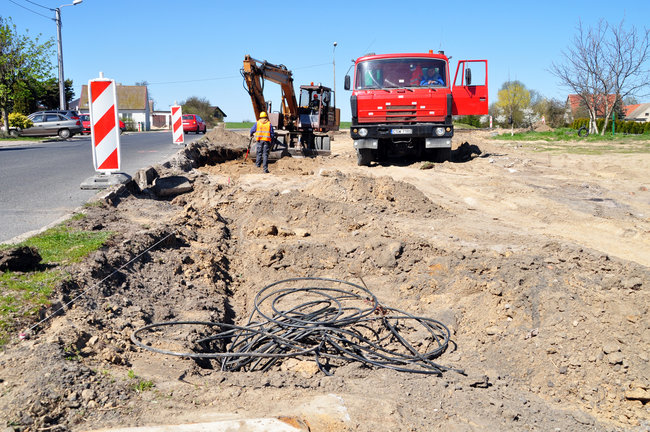 Zaczęli kopać pod rondo. Po majówce zamkną przejazd