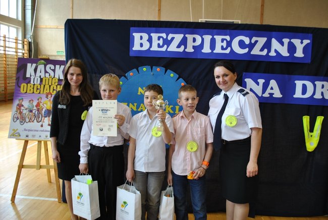 Bezpieczny trzecioklasista na drodze