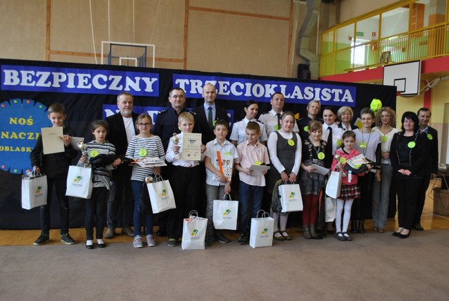 Bezpieczny trzecioklasista na drodze