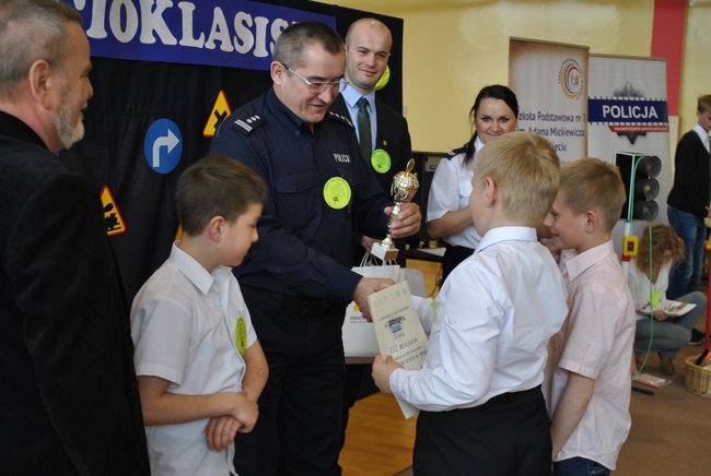 Bezpieczny trzecioklasista na drodze