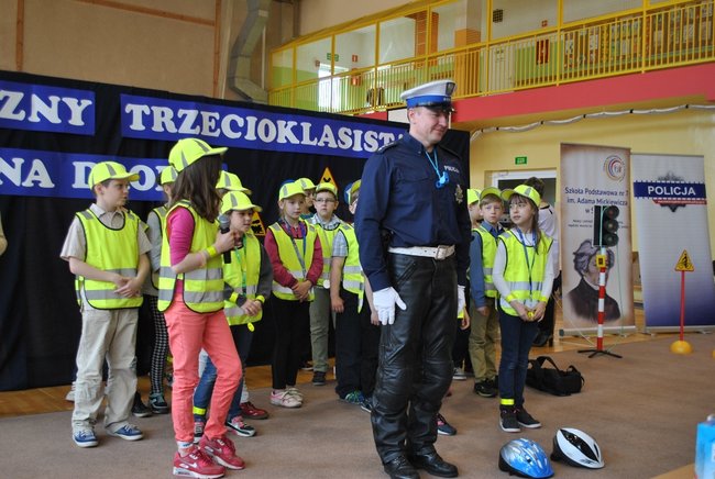 Bezpieczny trzecioklasista na drodze