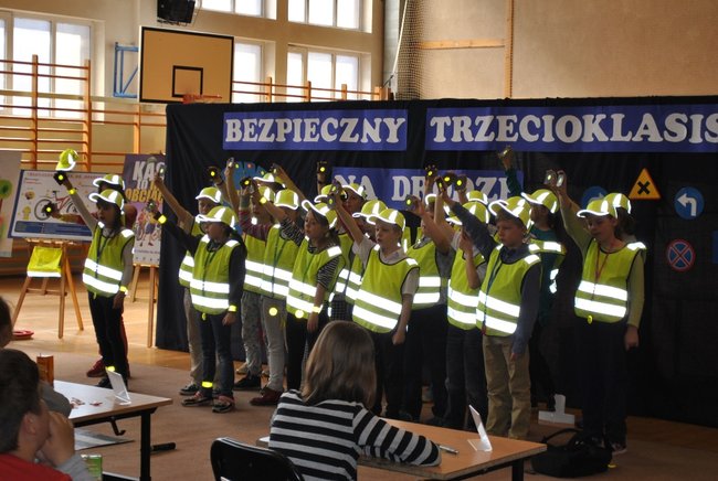 Bezpieczny trzecioklasista na drodze