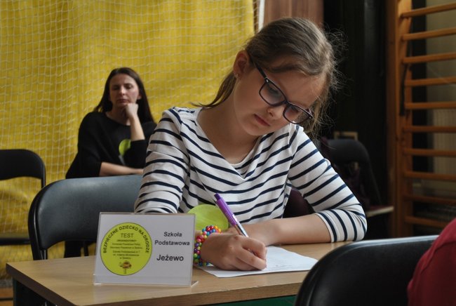 Bezpieczny trzecioklasista na drodze