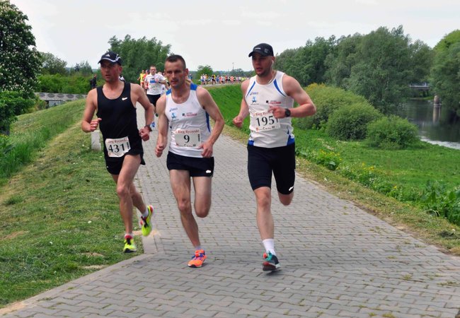 Biegacze na pierwszym okrążeniu ? ZDJĘCIA