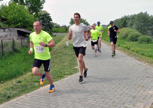 Biegacze na pierwszym okrążeniu ? ZDJĘCIA