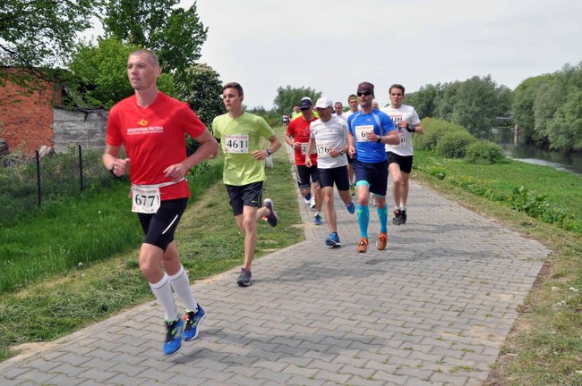 Biegacze na pierwszym okrążeniu ? ZDJĘCIA