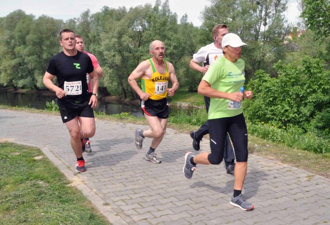 Biegacze na pierwszym okrążeniu ? ZDJĘCIA