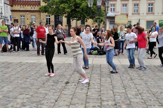 Głośna muzyka na rynku