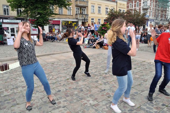 Głośna muzyka na rynku