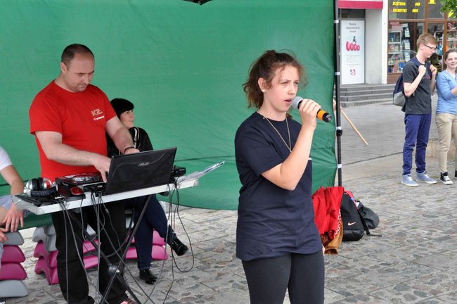 Głośna muzyka na rynku