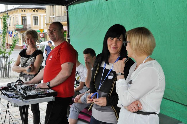 Głośna muzyka na rynku