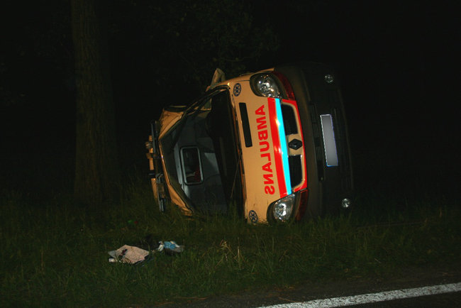 Karetka wylądowała w rowie