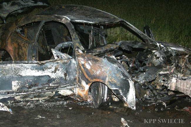 Świadkowie wyciągnęli rannych z płonącego mercedesa. Uratowali im życie