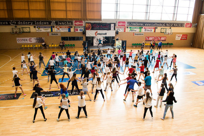 Uczniowie chętnie ćwiczą zumbę