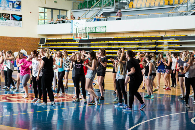 Uczniowie chętnie ćwiczą zumbę