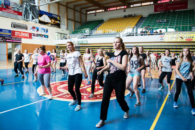 Uczniowie chętnie ćwiczą zumbę