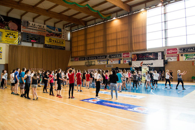 Uczniowie chętnie ćwiczą zumbę