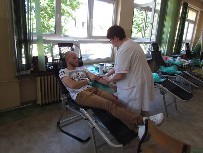 Plakaty, krew i ratowanie życia