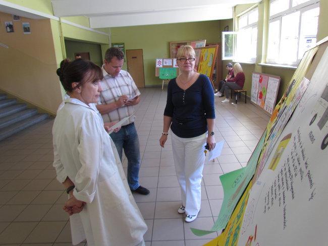 Plakaty, krew i ratowanie życia