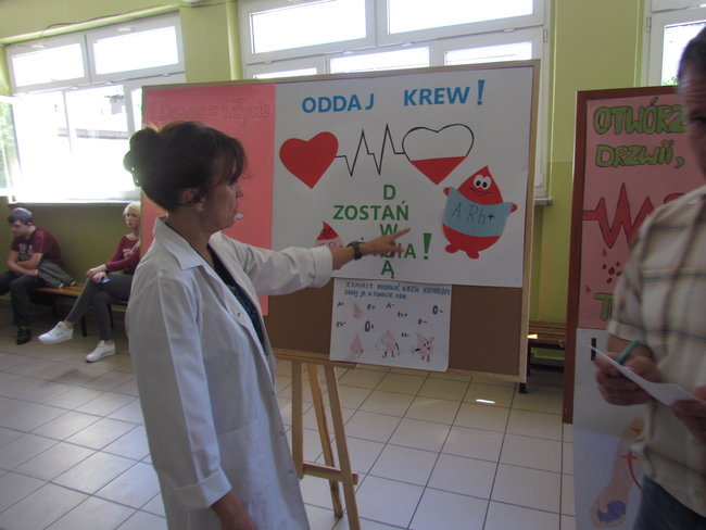 Plakaty, krew i ratowanie życia