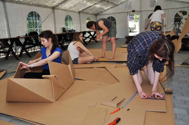 Studenci budują kajaki z tektury