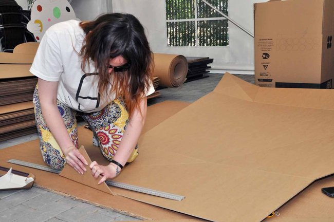 Studenci budują kajaki z tektury