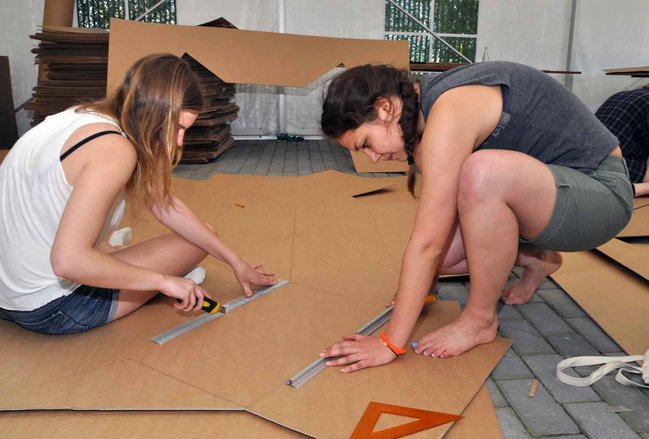 Studenci budują kajaki z tektury