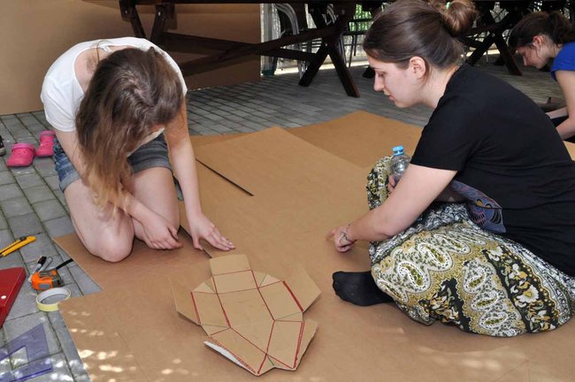 Studenci budują kajaki z tektury