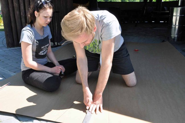 Studenci budują kajaki z tektury