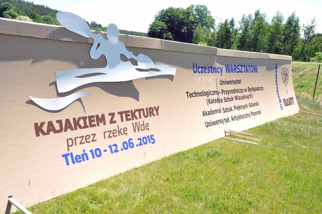 Studenci budują kajaki z tektury