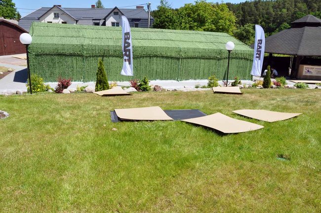 Studenci budują kajaki z tektury