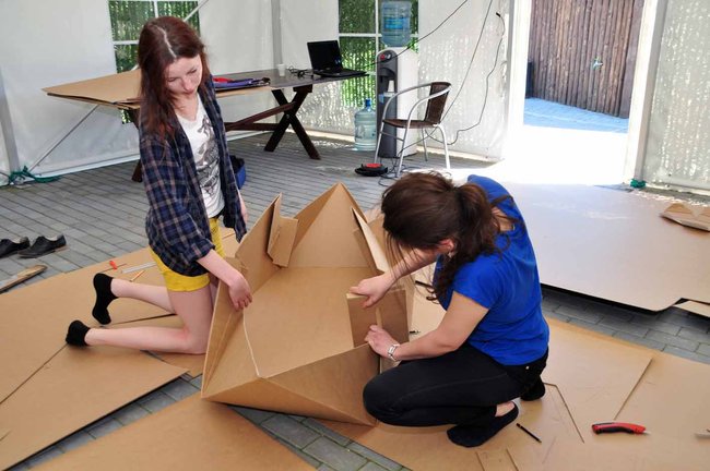 Studenci budują kajaki z tektury