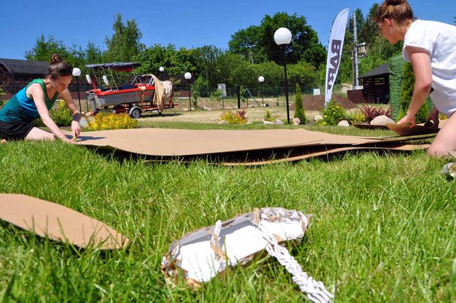 Studenci budują kajaki z tektury