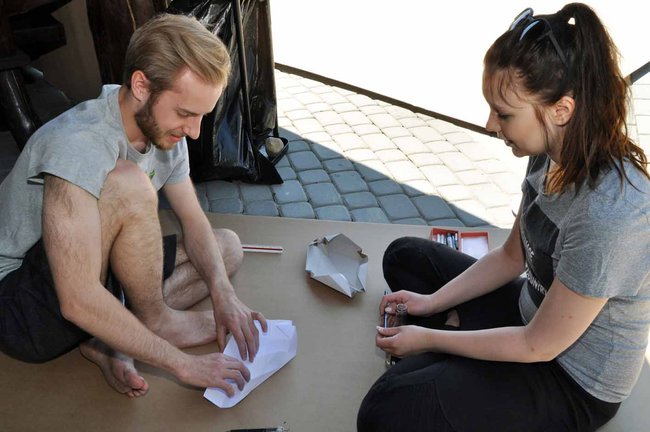 Studenci budują kajaki z tektury