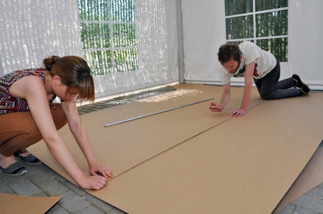 Studenci budują kajaki z tektury