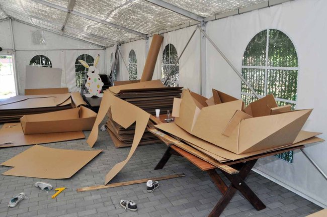 Studenci budują kajaki z tektury