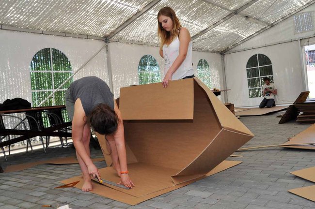 Studenci budują kajaki z tektury