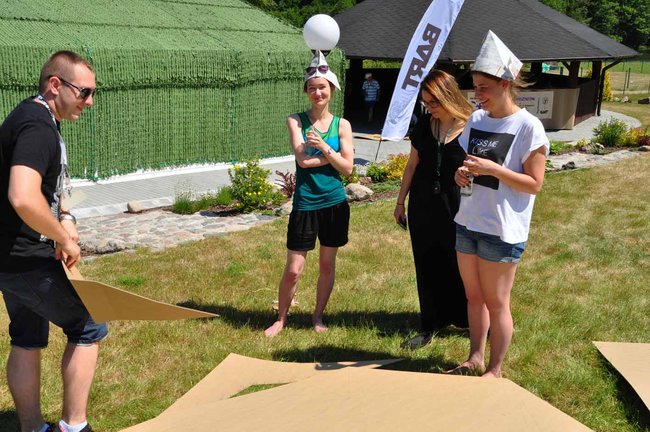 Studenci budują kajaki z tektury