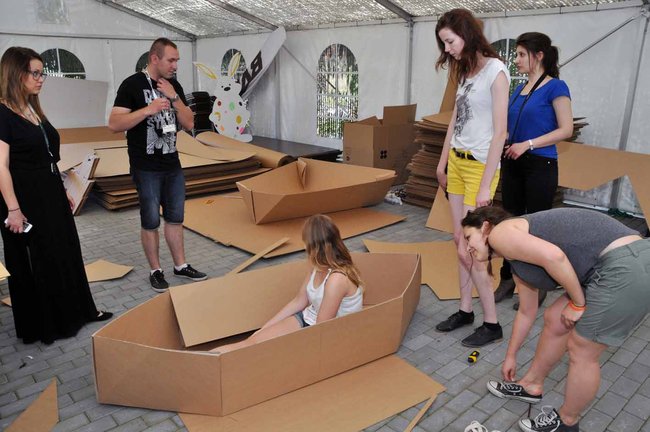 Studenci budują kajaki z tektury