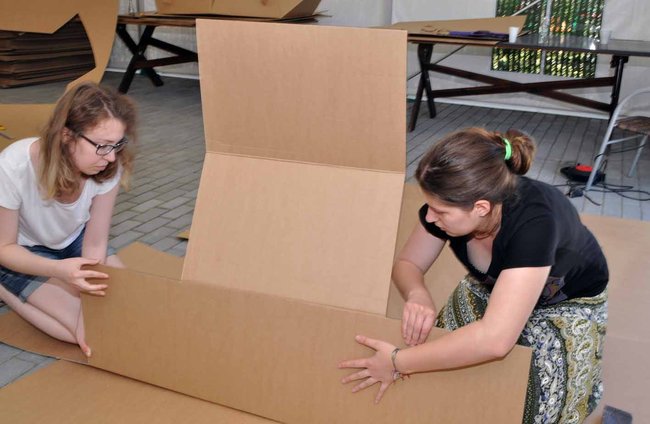 Studenci budują kajaki z tektury