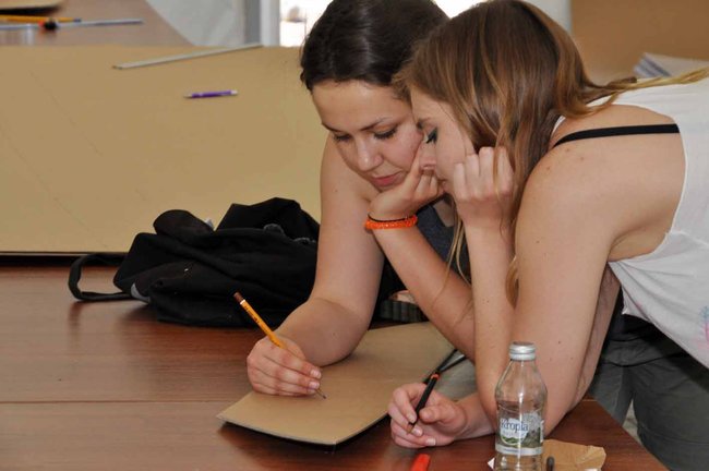 Studenci budują kajaki z tektury