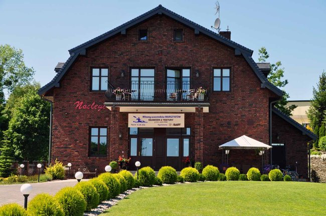 Studenci budują kajaki z tektury