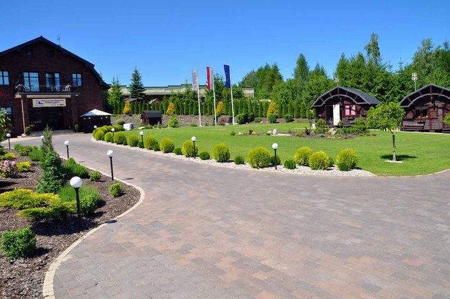 Studenci budują kajaki z tektury