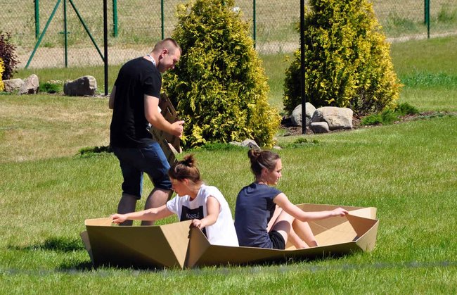 Studenci budują kajaki z tektury