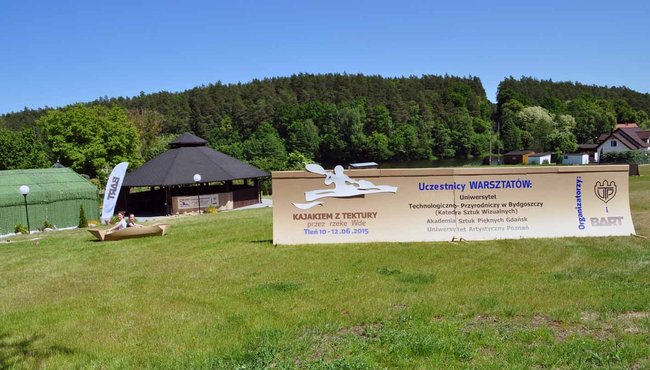 Studenci budują kajaki z tektury