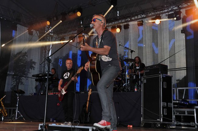 De Mono przypomniało szlagiery