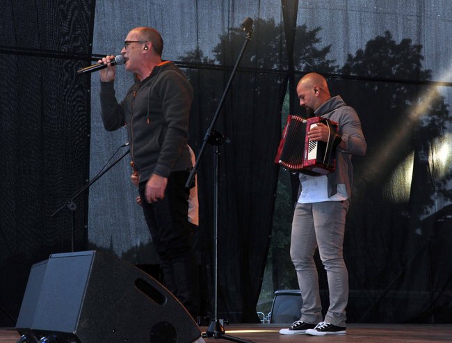 De Mono przypomniało szlagiery