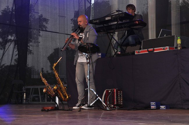 De Mono przypomniało szlagiery